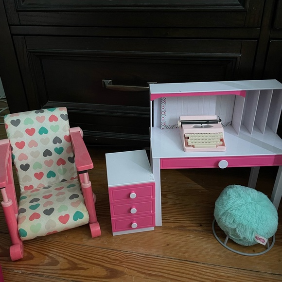 American Girl doll bed and desk set with accessories and clothes - Picture 3 of 16